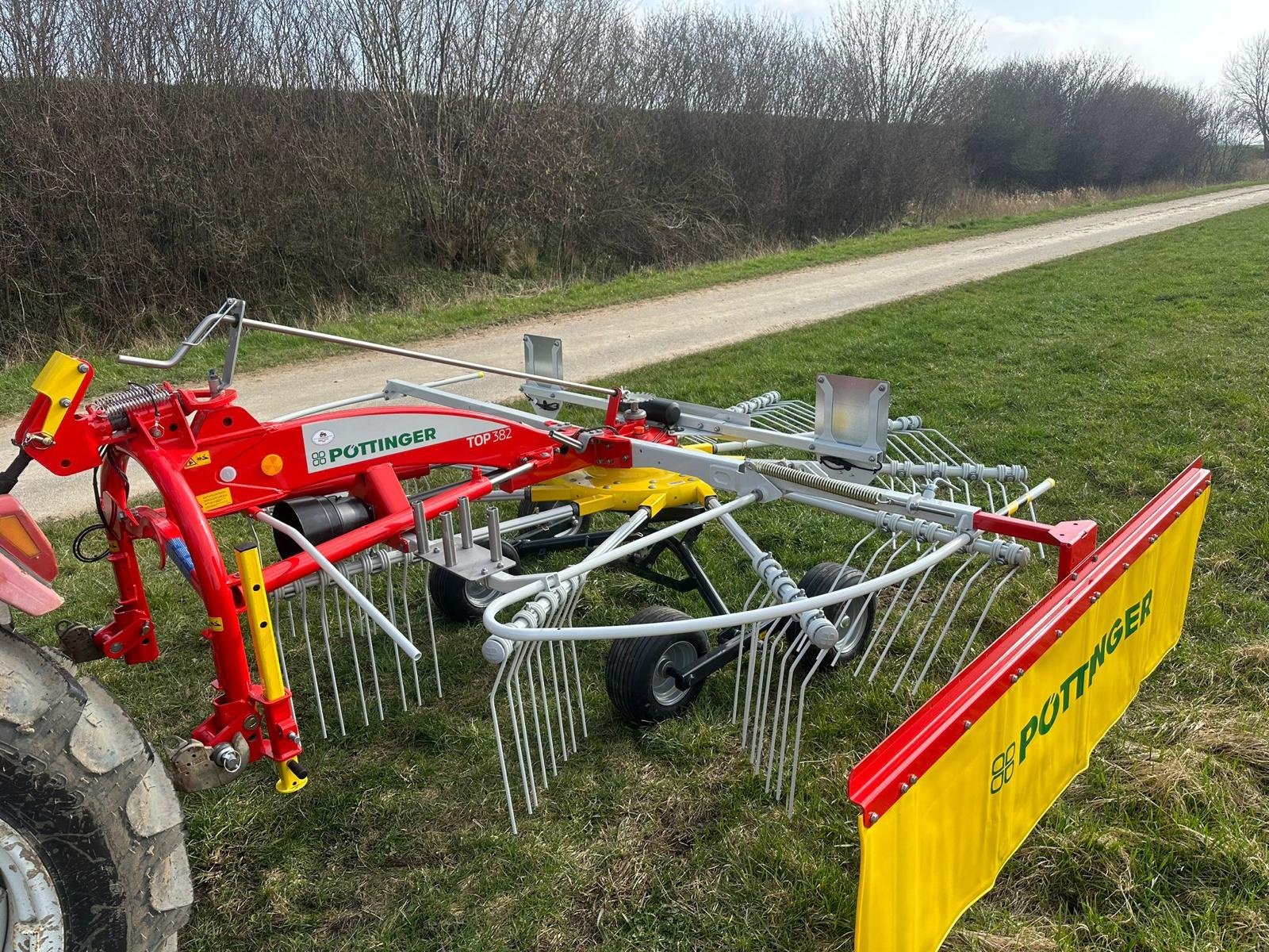 Schwader des Typs Pöttinger Top 382, Neumaschine in Klempau (Bild 2)