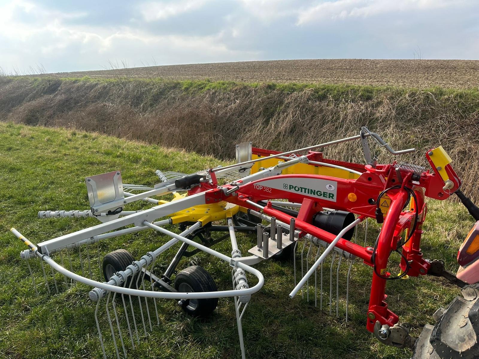 Schwader des Typs Pöttinger Top 382, Neumaschine in Klempau (Bild 3)