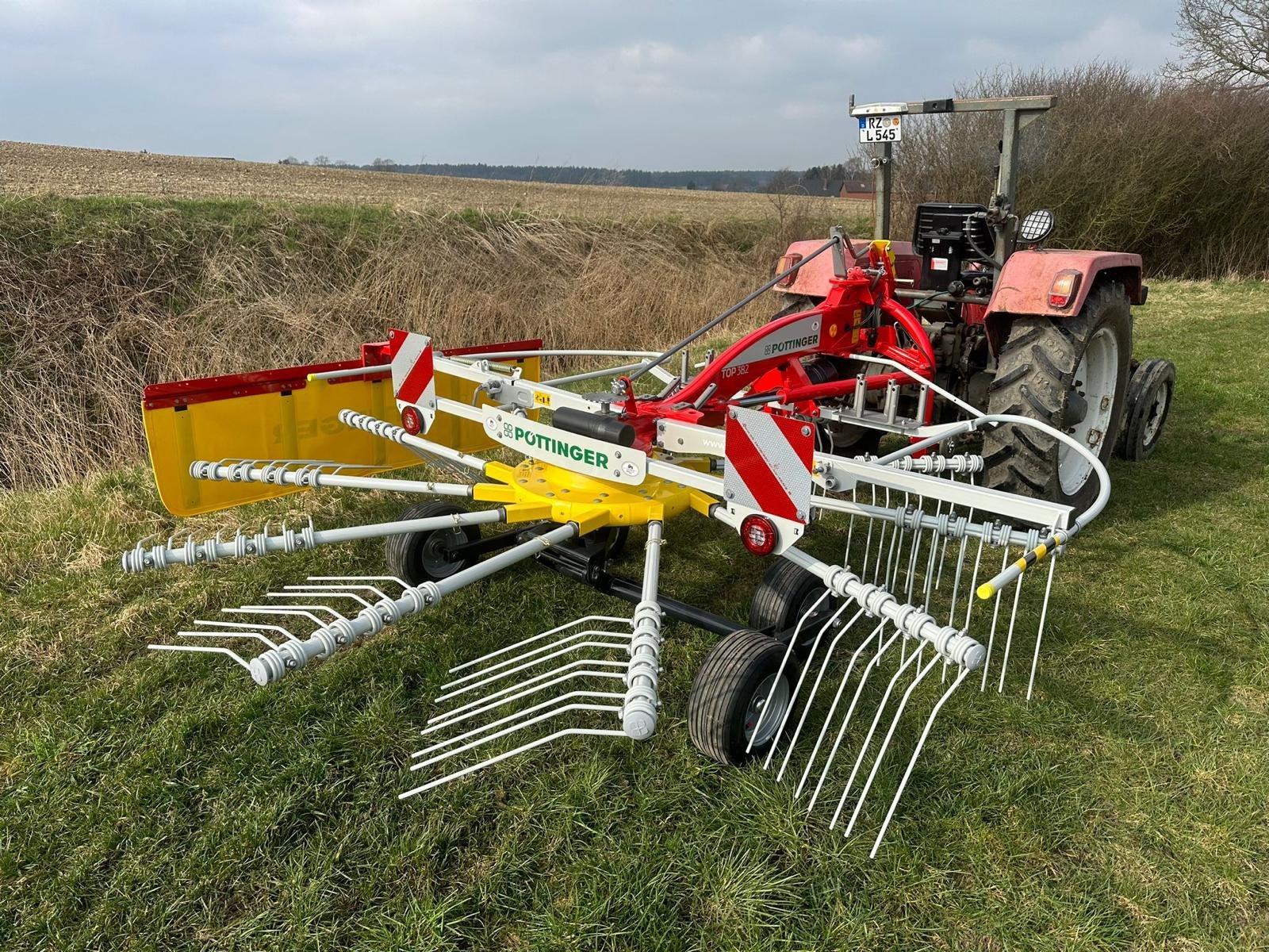 Schwader des Typs Pöttinger Top 382, Neumaschine in Klempau (Bild 7)