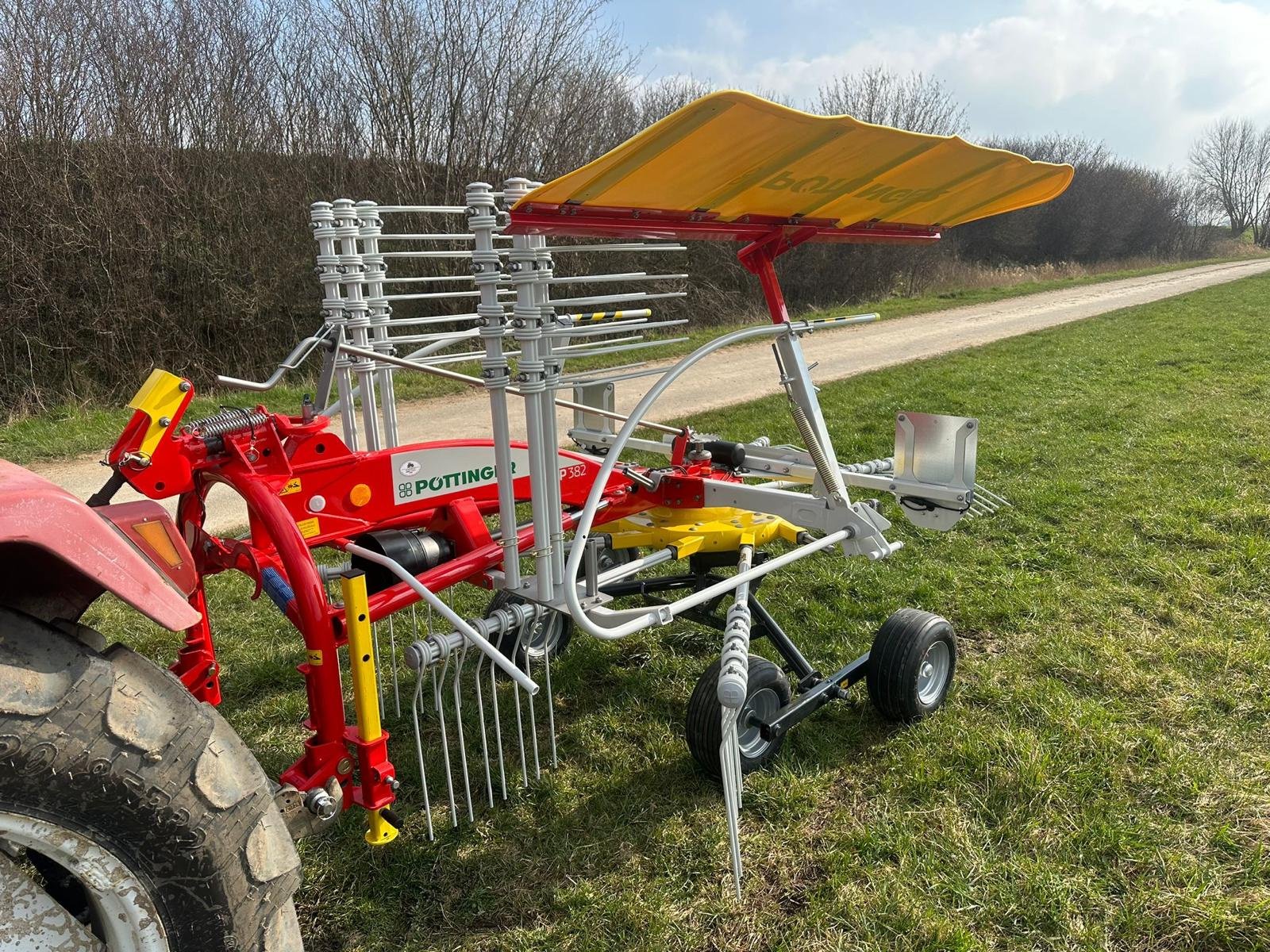 Schwader des Typs Pöttinger Top 382, Neumaschine in Klempau (Bild 8)