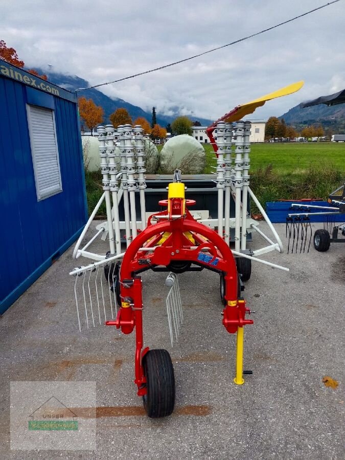 Schwader des Typs Pöttinger Top 382, Neumaschine in Lienz (Bild 5)