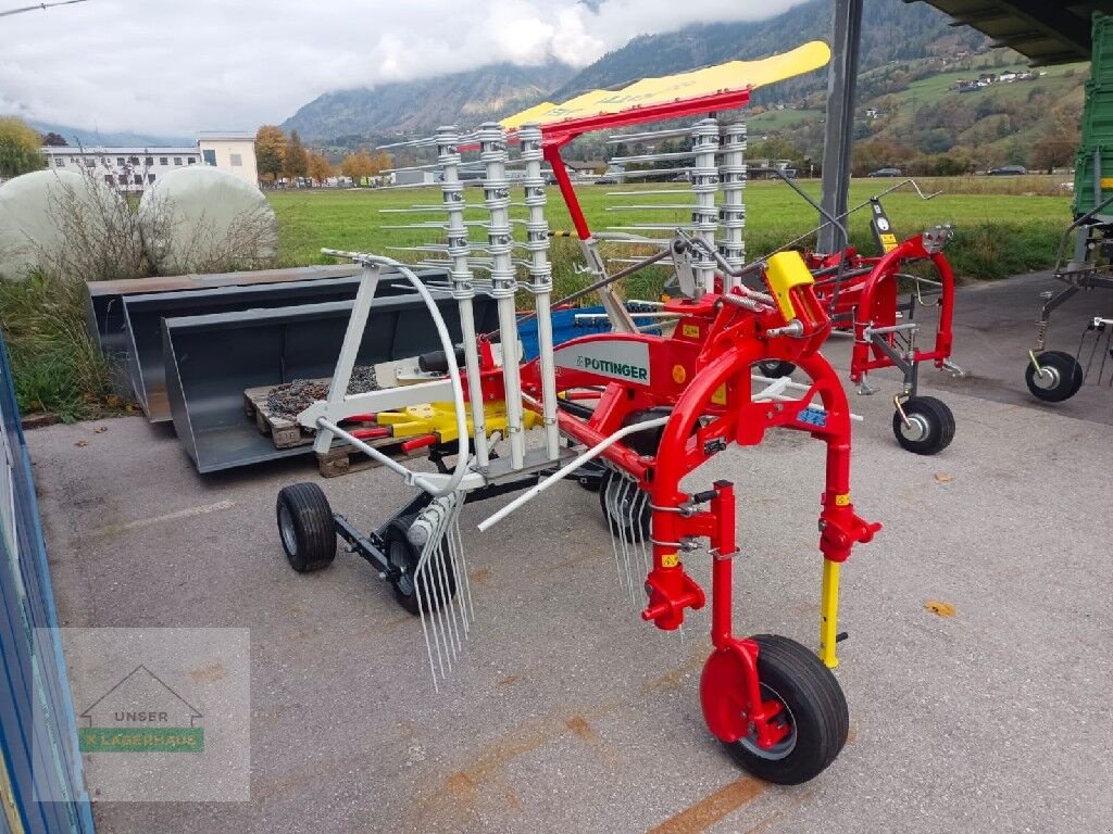 Schwader des Typs Pöttinger Top 382, Neumaschine in Lienz (Bild 2)