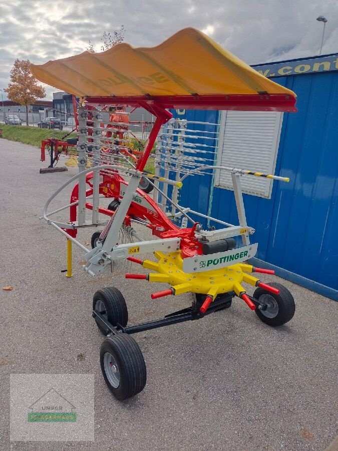 Schwader des Typs Pöttinger Top 382, Neumaschine in Lienz (Bild 1)