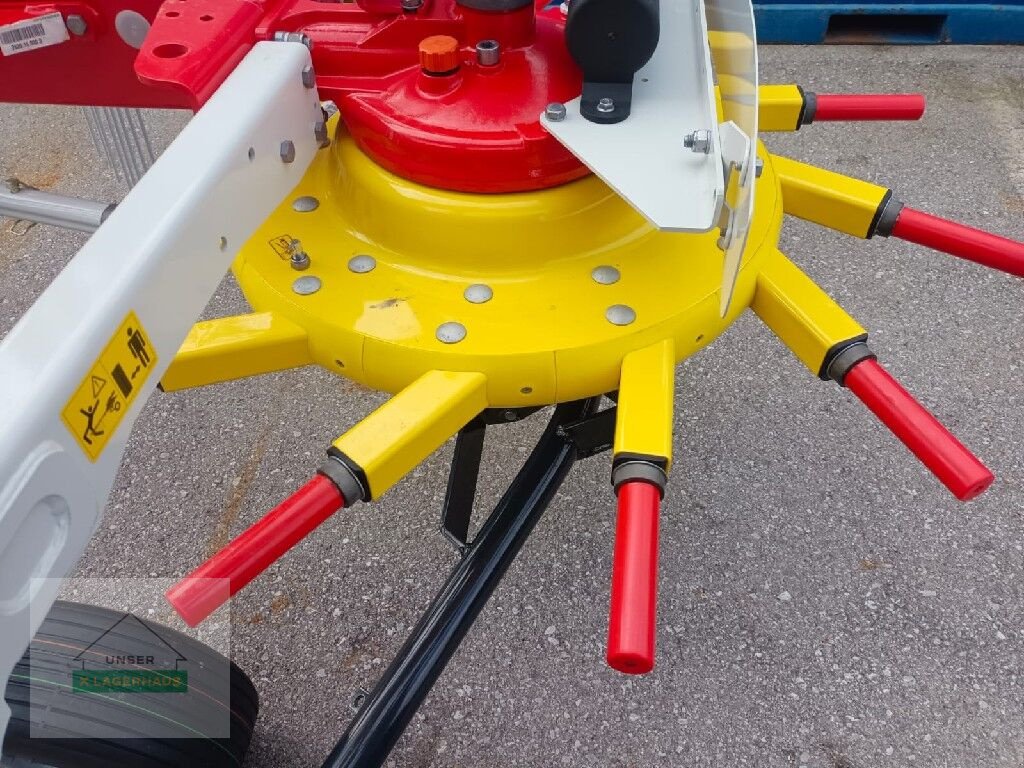 Schwader des Typs Pöttinger Top 382, Neumaschine in Lienz (Bild 3)