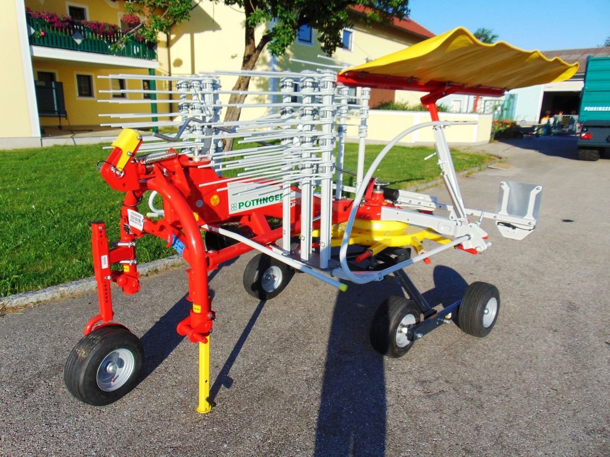 Schwader typu Pöttinger TOP 422, Neumaschine v Neukirchen am Walde  (Obrázek 1)