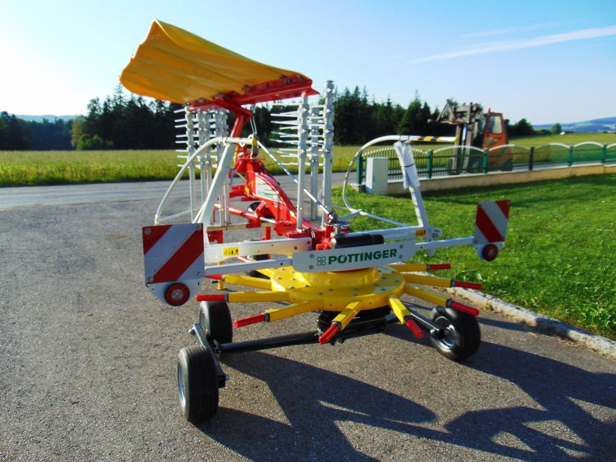 Schwader typu Pöttinger TOP 422, Neumaschine v Neukirchen am Walde  (Obrázek 3)