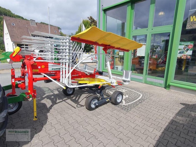 Schwader des Typs Pöttinger Top 422, Neumaschine in Bad Wildungen - Wega (Bild 1)