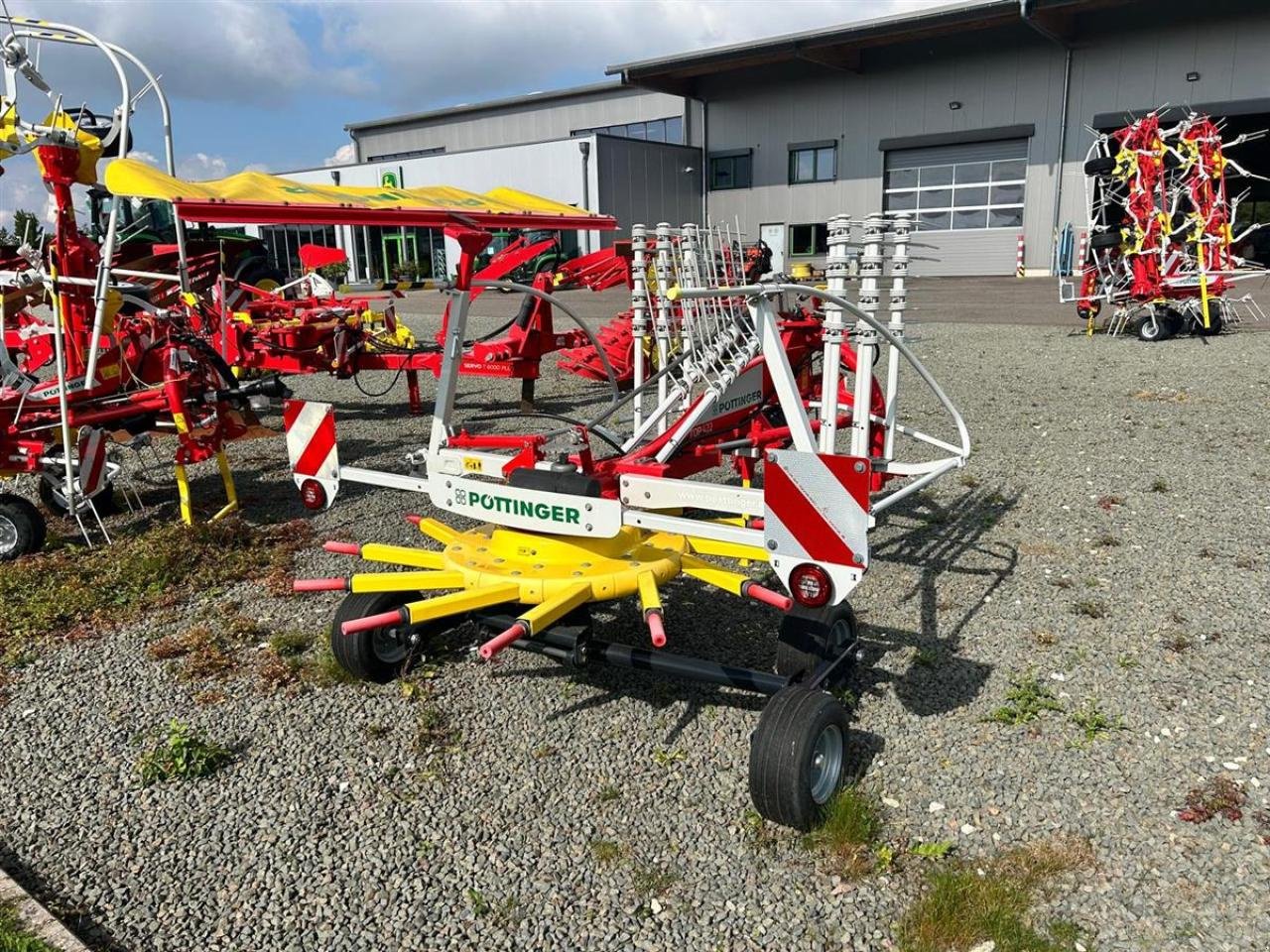 Schwader des Typs Pöttinger TOP 422, Neumaschine in Zweibrücken (Bild 2)