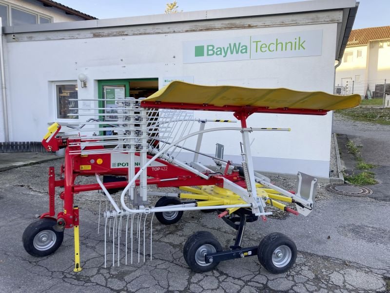 Pöttinger TOP 422, Neumaschine, Baujahr: 2023 (Bild 1) Schwader des Typs Pöttinger TOP 422, Neumaschine in Bogen (Bild 1)