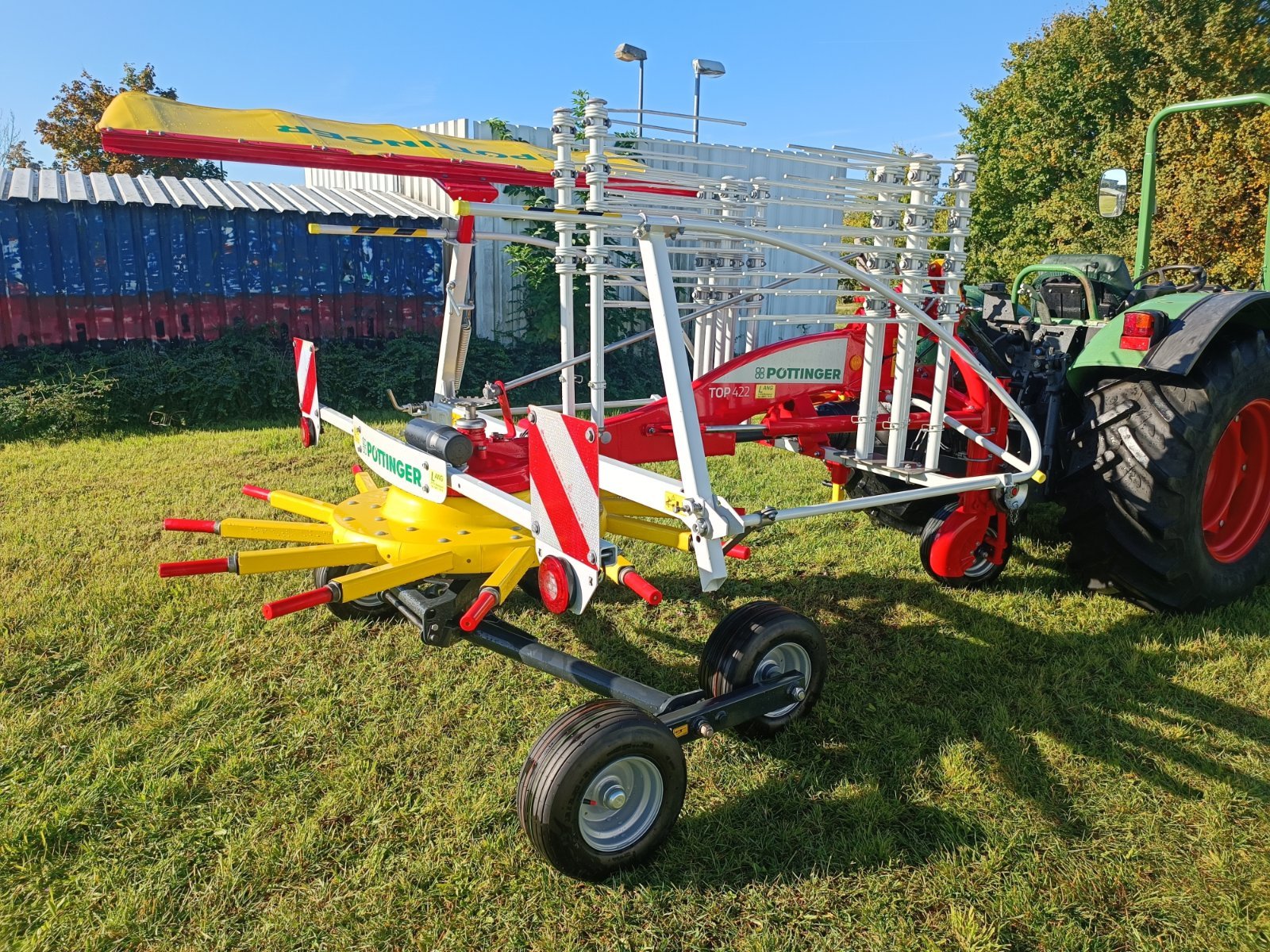 Schwader des Typs Pöttinger Top 422, Neumaschine in Windsbach (Bild 1)