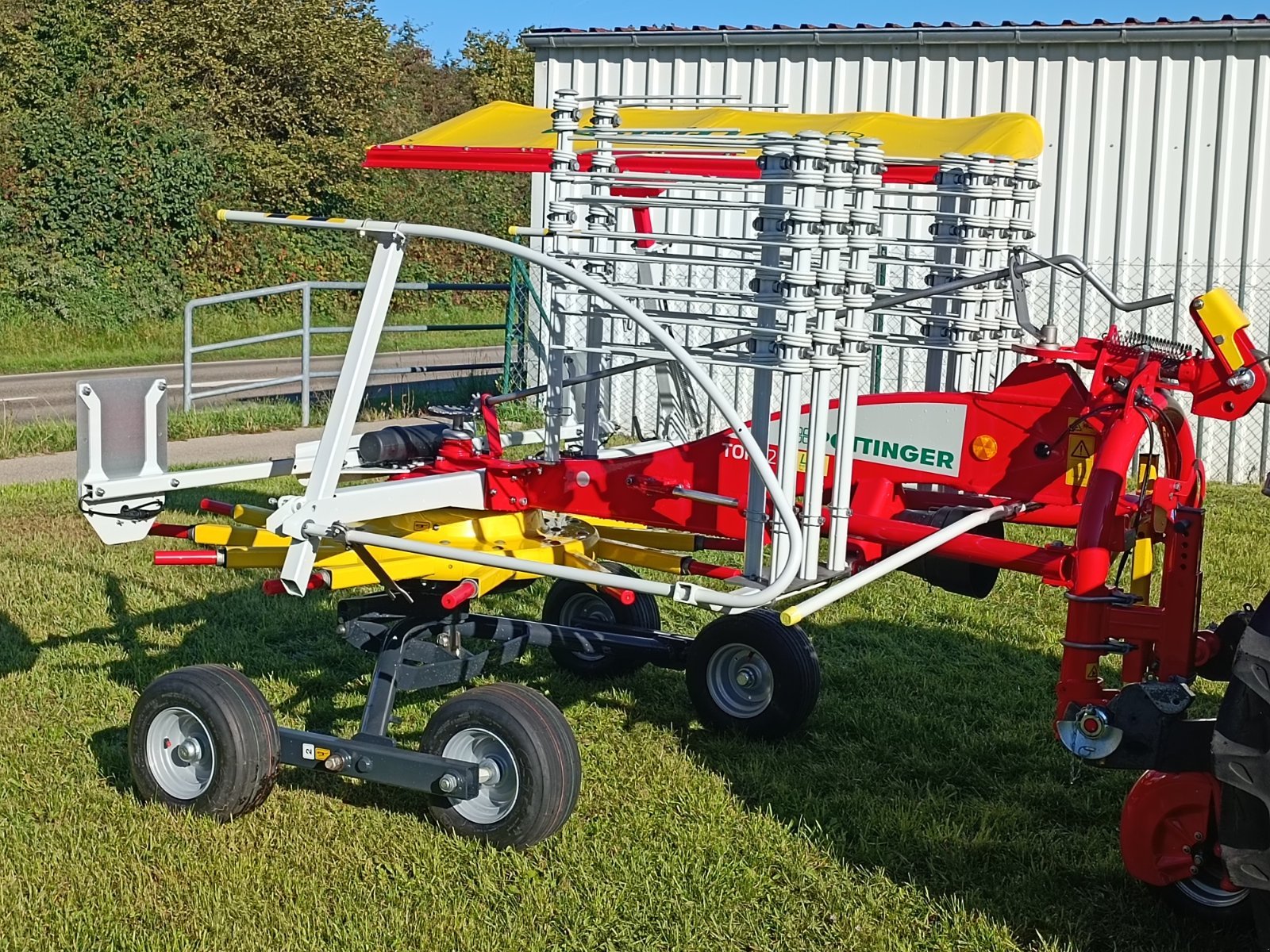 Schwader des Typs Pöttinger Top 422, Neumaschine in Windsbach (Bild 2)