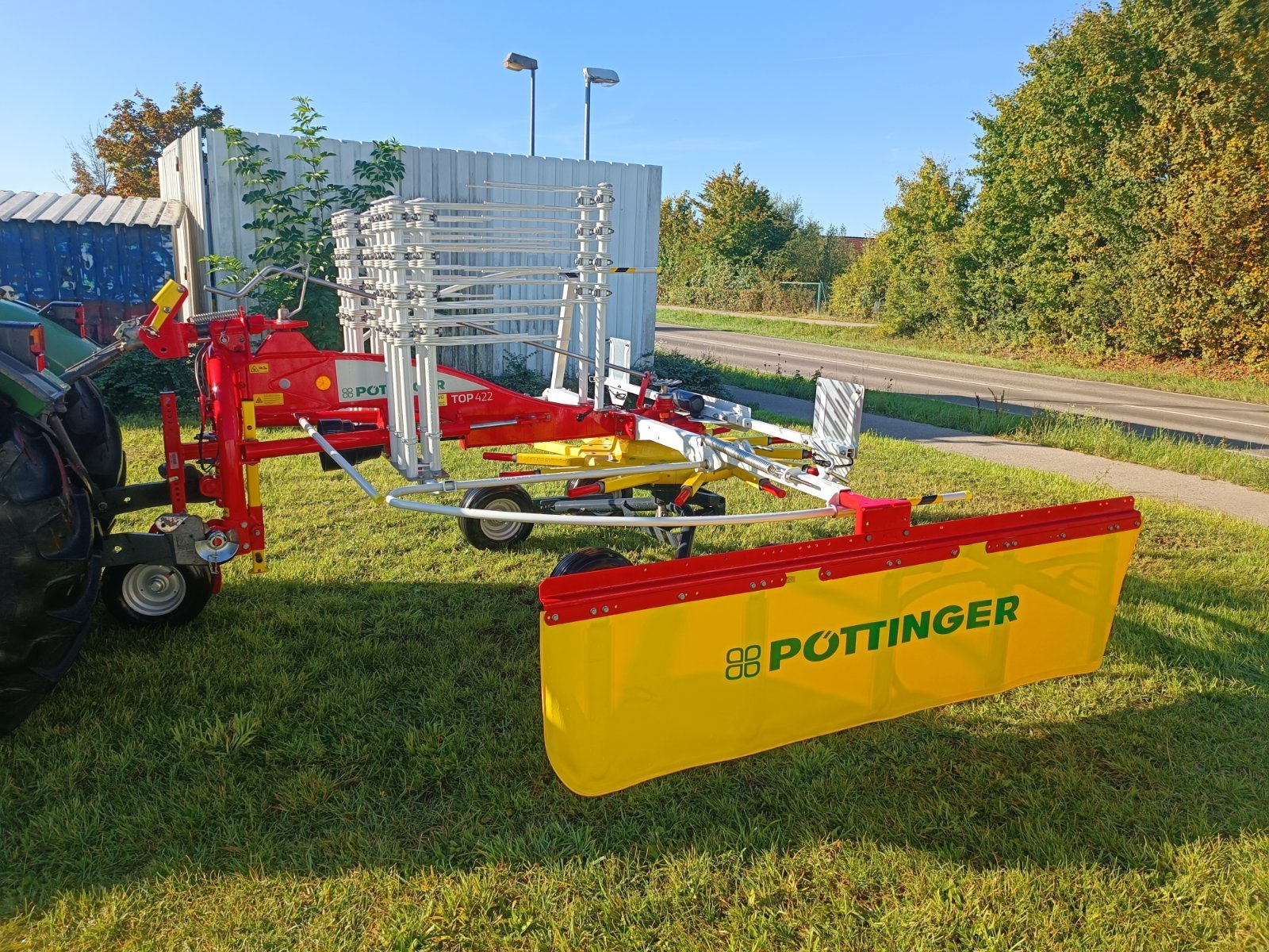 Schwader des Typs Pöttinger Top 422, Neumaschine in Windsbach (Bild 3)