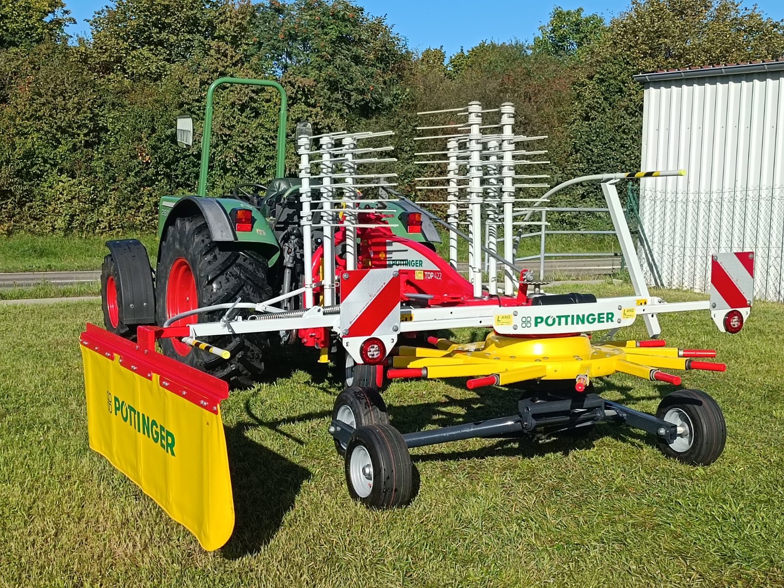 Schwader des Typs Pöttinger Top 422, Neumaschine in Windsbach (Bild 5)