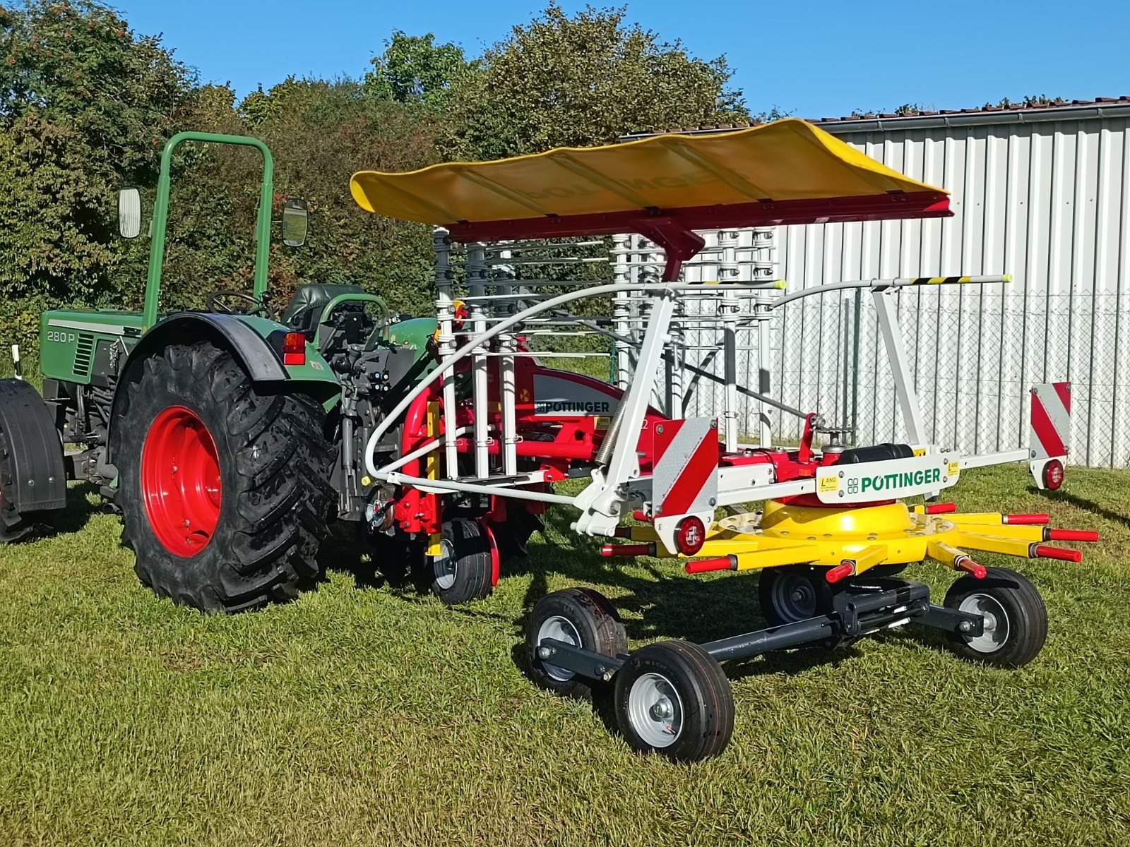 Schwader des Typs Pöttinger Top 422, Neumaschine in Windsbach (Bild 6)