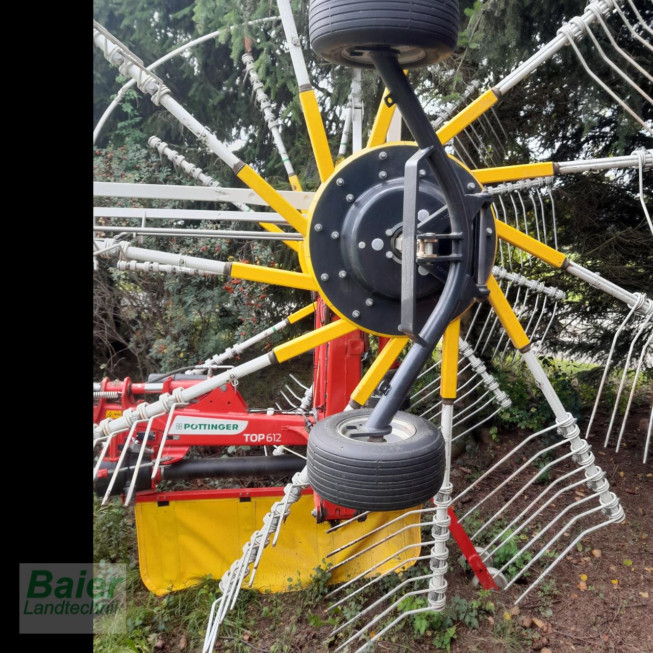 Schwader des Typs Pöttinger TOP 612, Gebrauchtmaschine in OBERNDORF-HOCHMOESSINGEN (Bild 1)