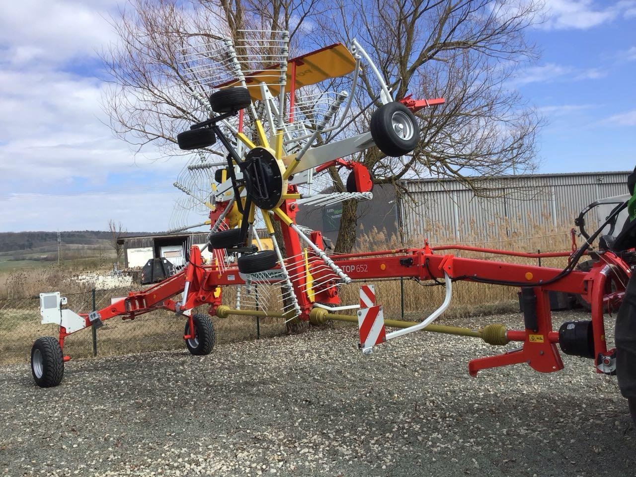 Schwader des Typs Pöttinger TOP 652, Neumaschine in Burgbernheim (Bild 1)
