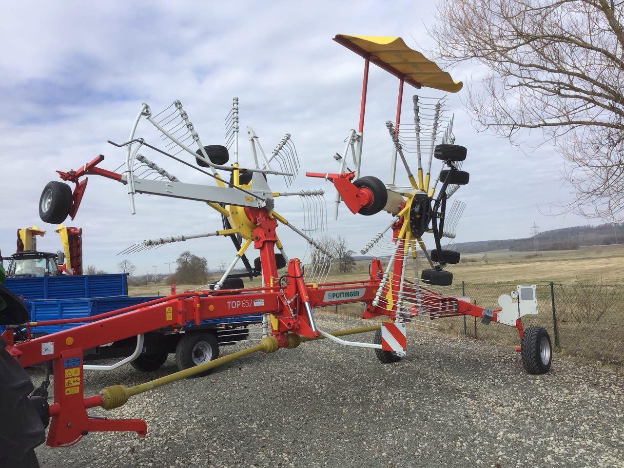 Schwader des Typs Pöttinger TOP 652, Neumaschine in Burgbernheim (Bild 2)