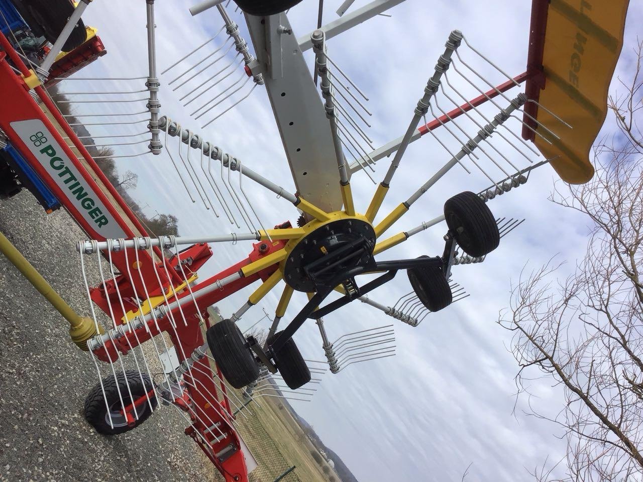 Schwader des Typs Pöttinger TOP 652, Neumaschine in Burgbernheim (Bild 3)