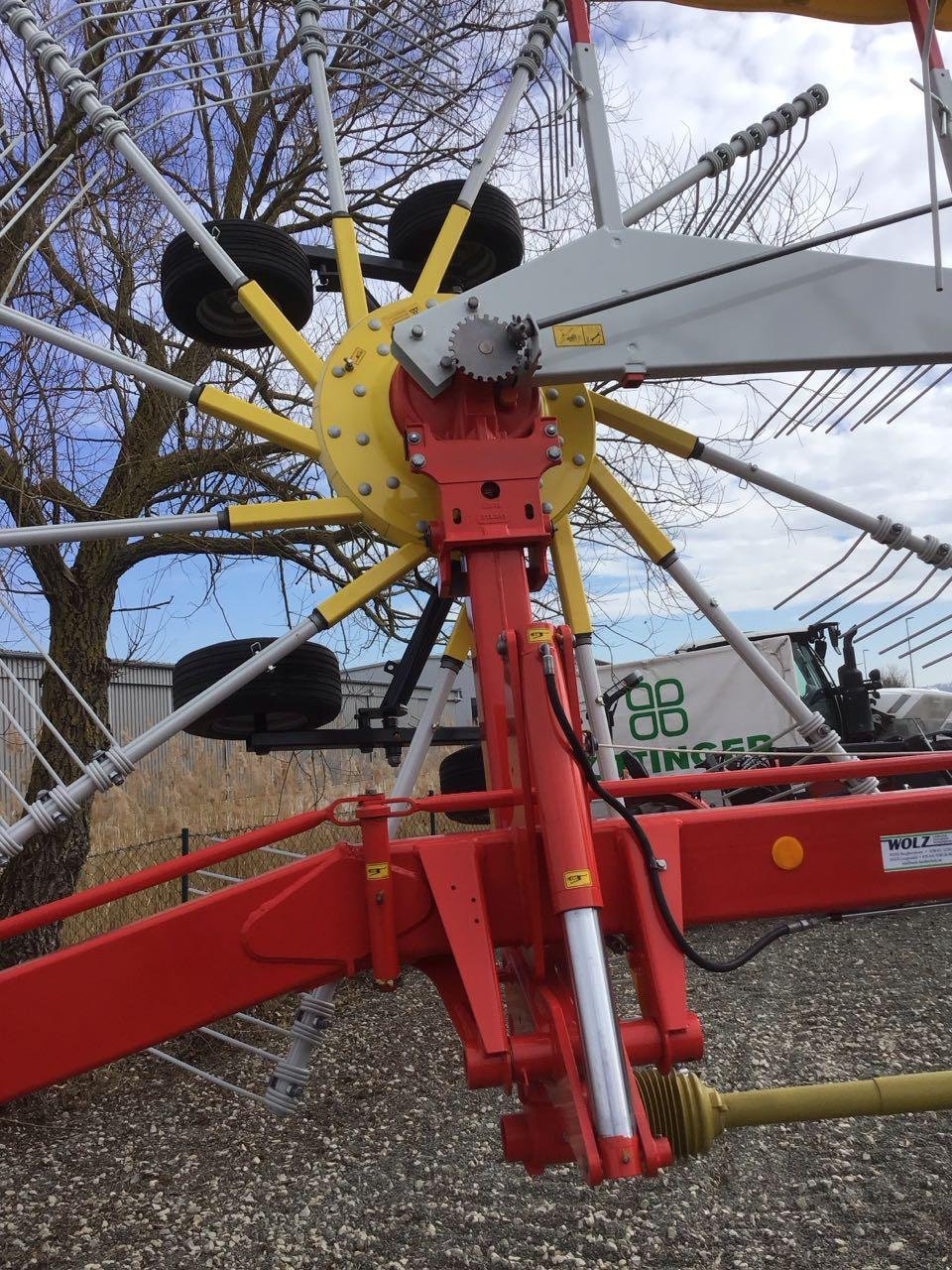 Schwader des Typs Pöttinger TOP 652, Neumaschine in Burgbernheim (Bild 5)