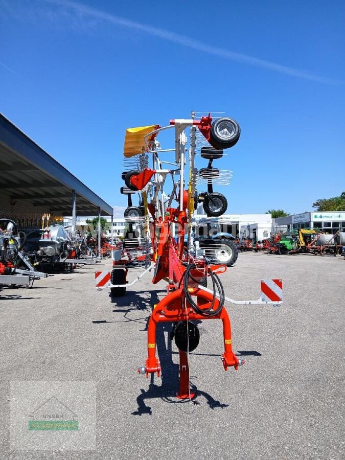 Schwader des Typs Pöttinger TOP 662, Neumaschine in Aschbach (Bild 3)