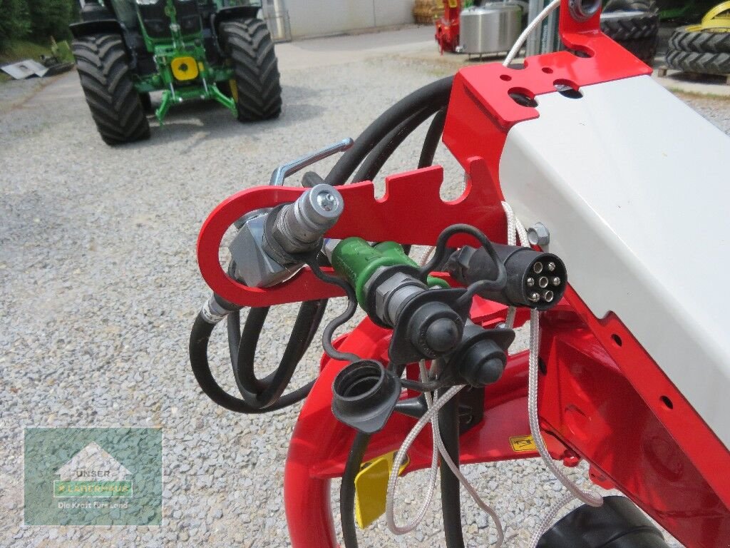 Schwader des Typs Pöttinger TOP 662, Neumaschine in Hofkirchen (Bild 13)