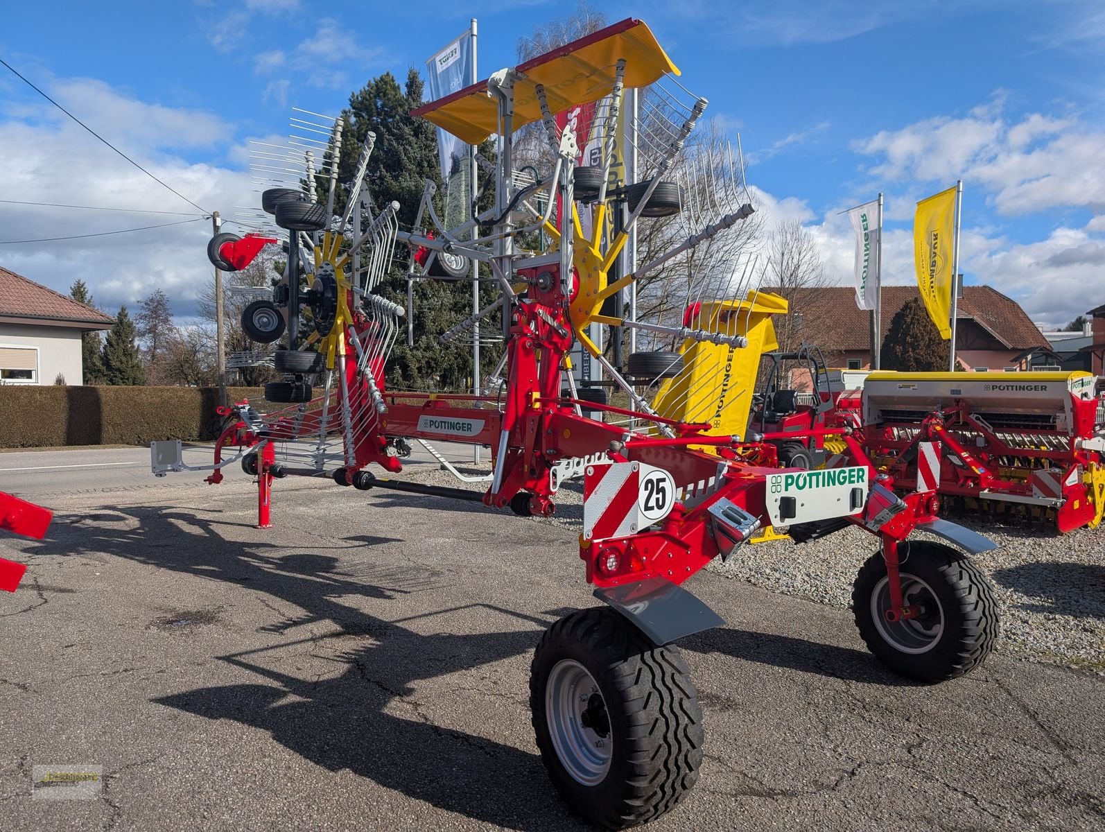 Schwader des Typs Pöttinger TOP 662, Neumaschine in Senftenbach (Bild 4)