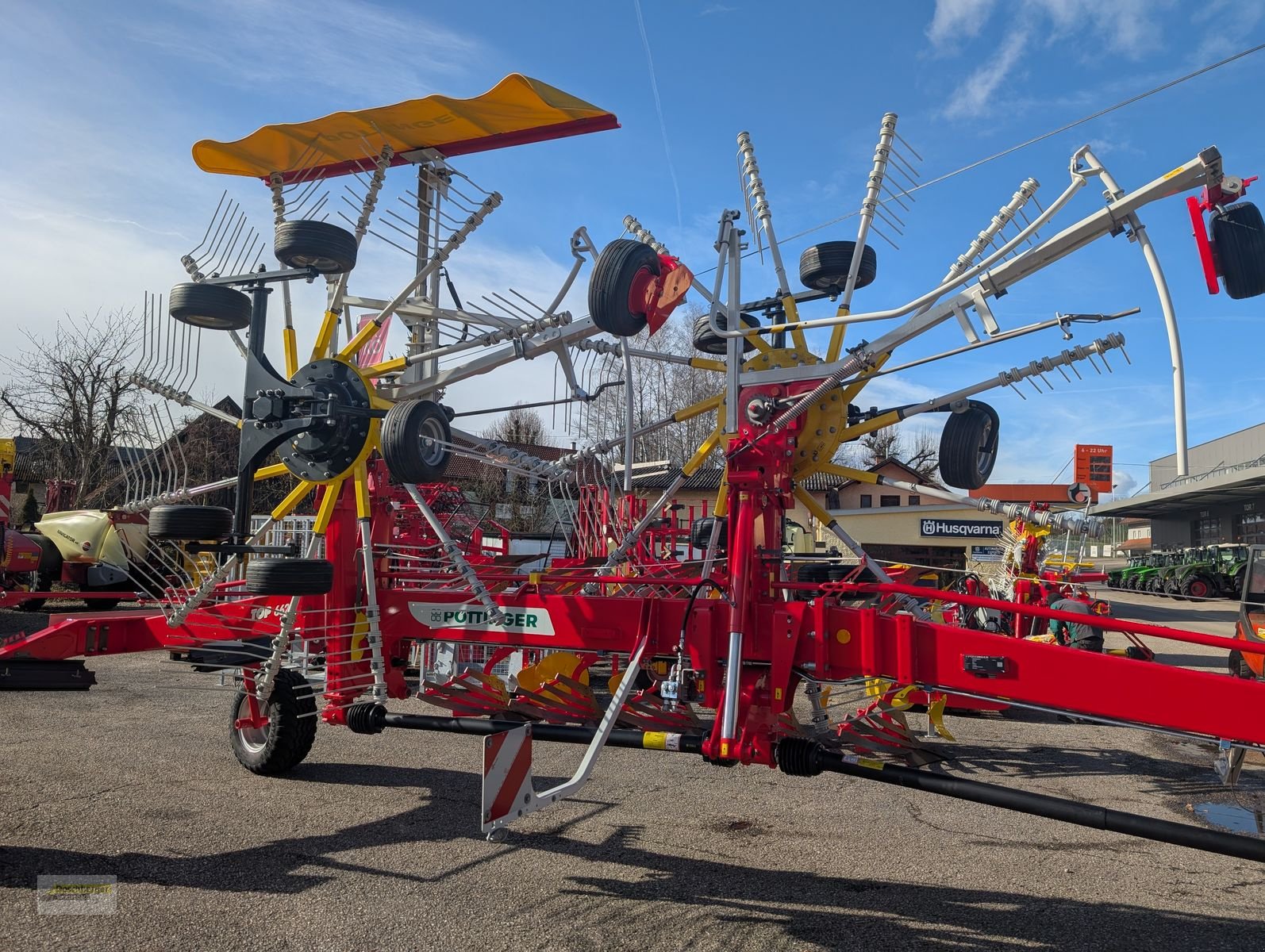 Schwader des Typs Pöttinger TOP 662, Neumaschine in Senftenbach (Bild 2)
