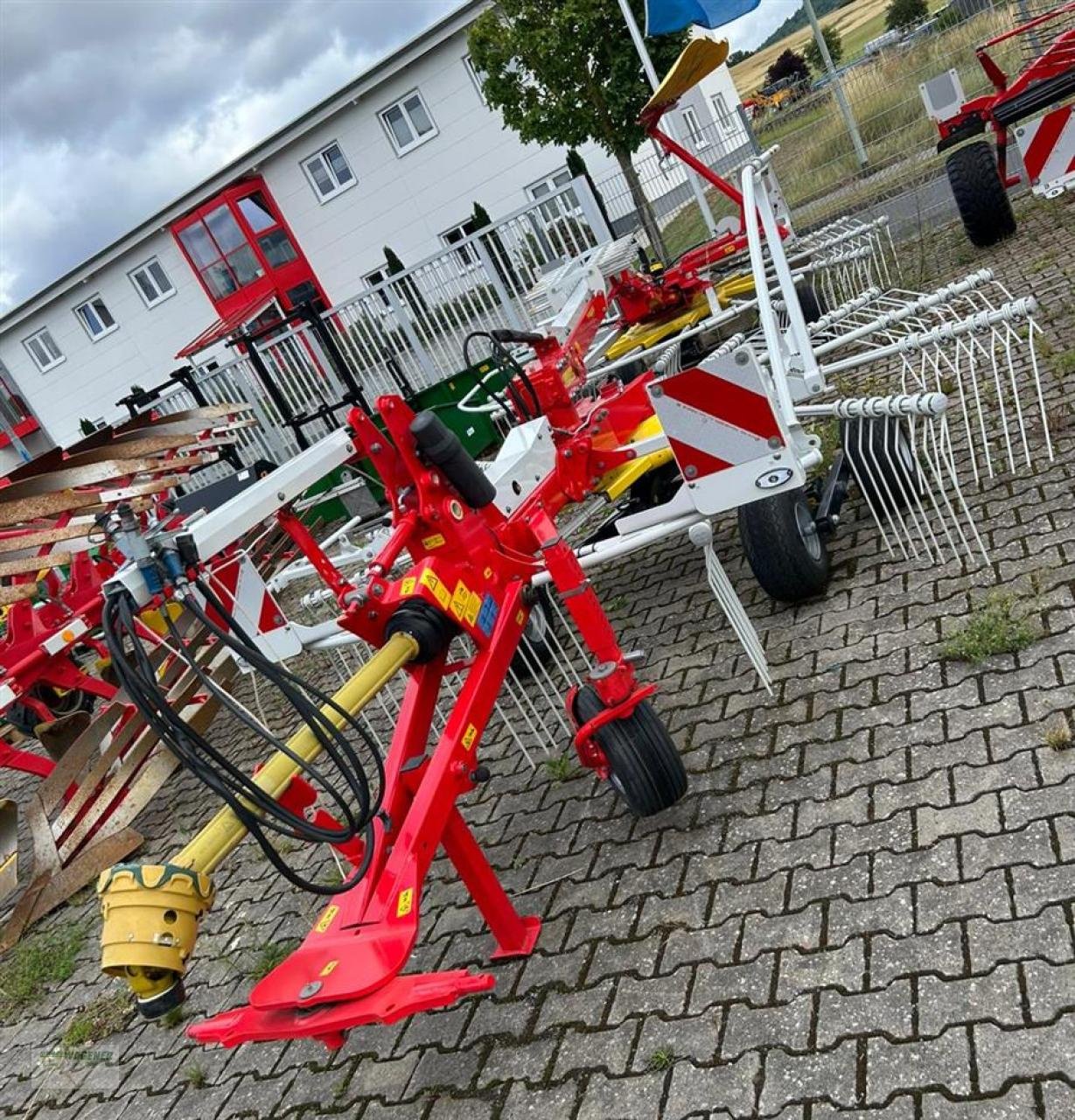 Schwader des Typs Pöttinger Top 692A, Neumaschine in Bad Wildungen - Wega (Bild 1)