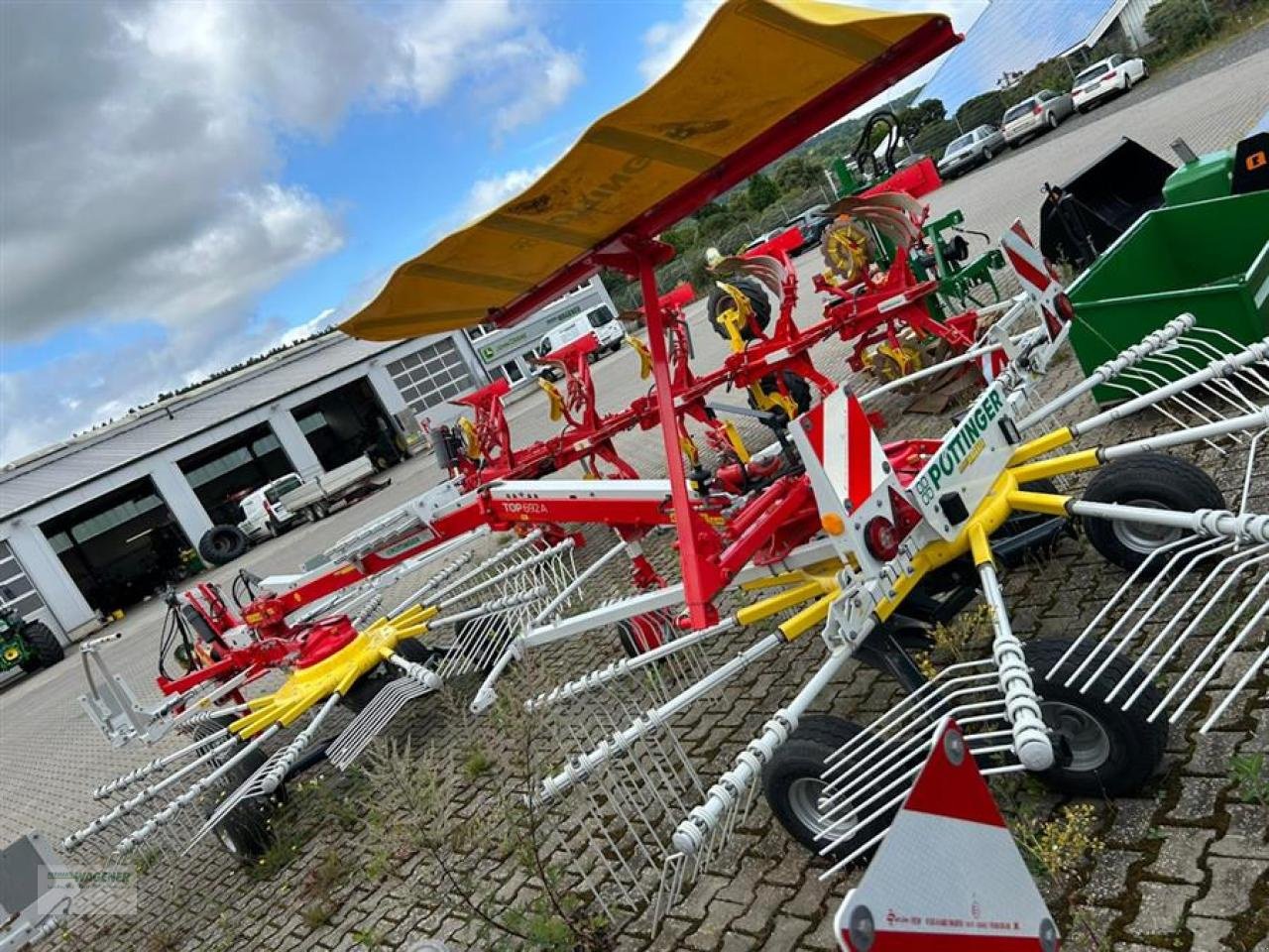 Schwader des Typs Pöttinger Top 692A, Neumaschine in Bad Wildungen - Wega (Bild 2)