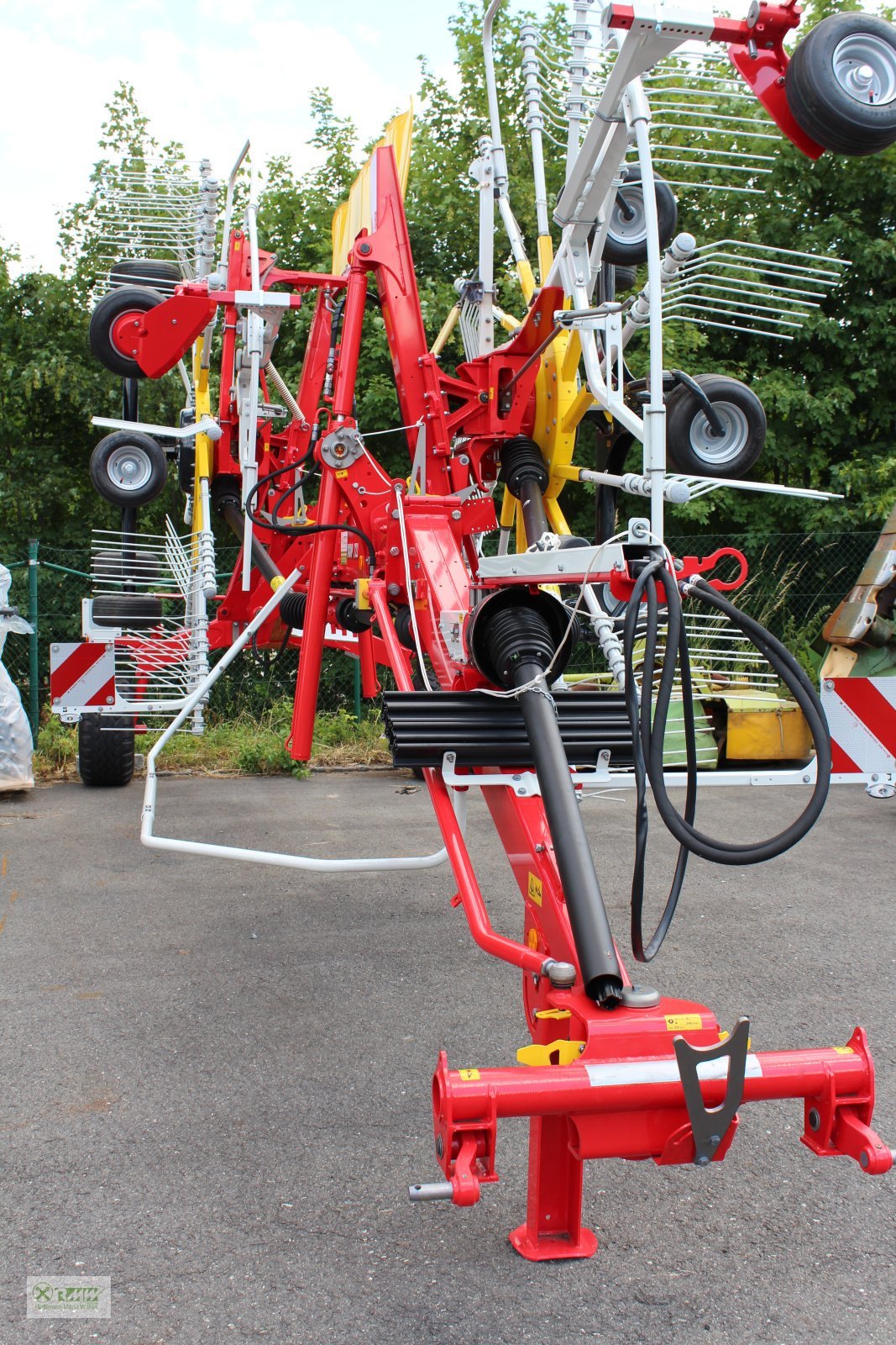 Schwader des Typs Pöttinger Top 722, Neumaschine in Erbendorf (Bild 1)