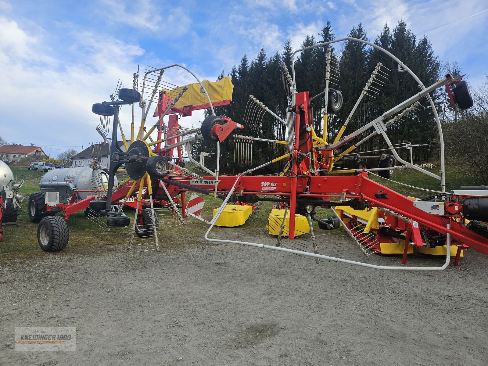 Schwader des Typs Pöttinger TOP 812, Gebrauchtmaschine in Altenfelden (Bild 1)