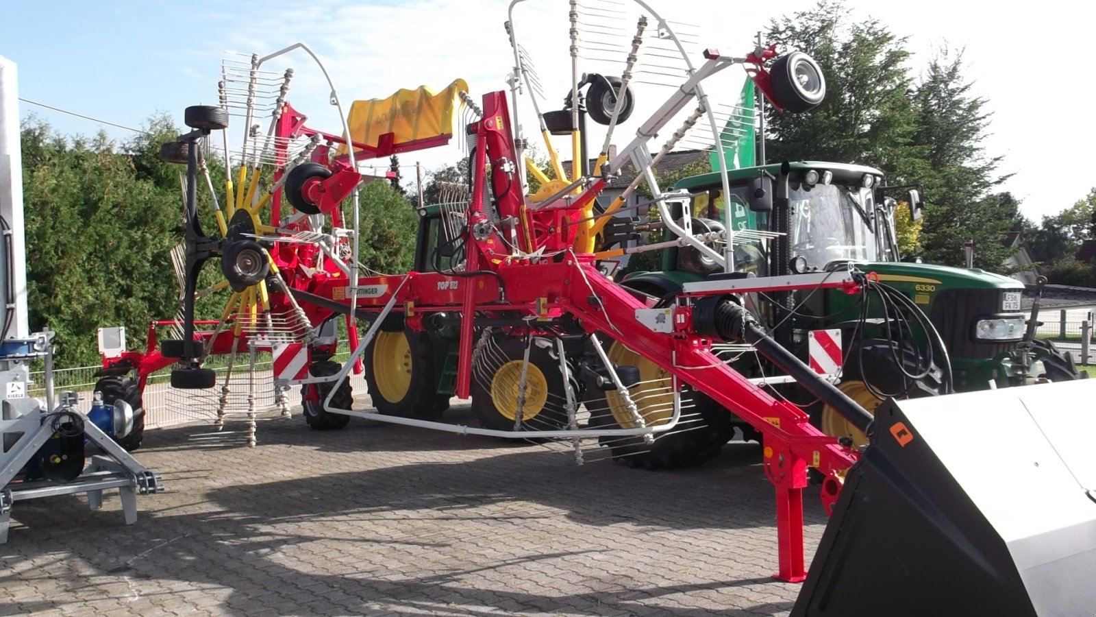 Schwader des Typs Pöttinger Top 812, Gebrauchtmaschine in Wolfersdorf (Bild 1)