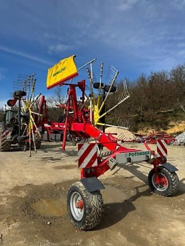 Schwader des Typs Pöttinger TOP 812, Gebrauchtmaschine in Revel (Bild 1)