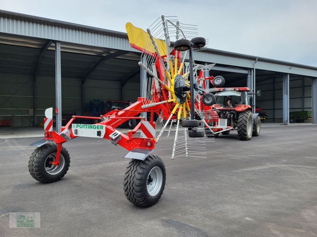 Schwader des Typs Pöttinger Top 812, Neumaschine in Steiningen b. Daun (Bild 4)
