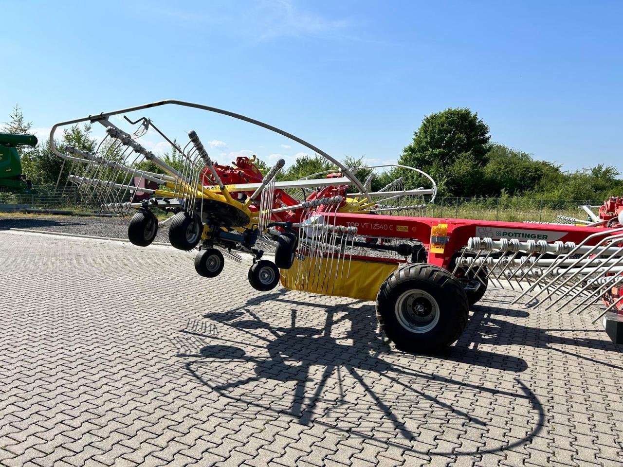 Schwader des Typs Pöttinger TOP VT 12540 C, Neumaschine in Zweibrücken (Bild 2)