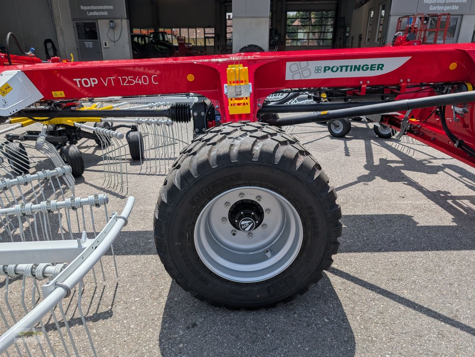 Schwader des Typs Pöttinger TOP VT 12540 C, Neumaschine in Senftenbach (Bild 10)