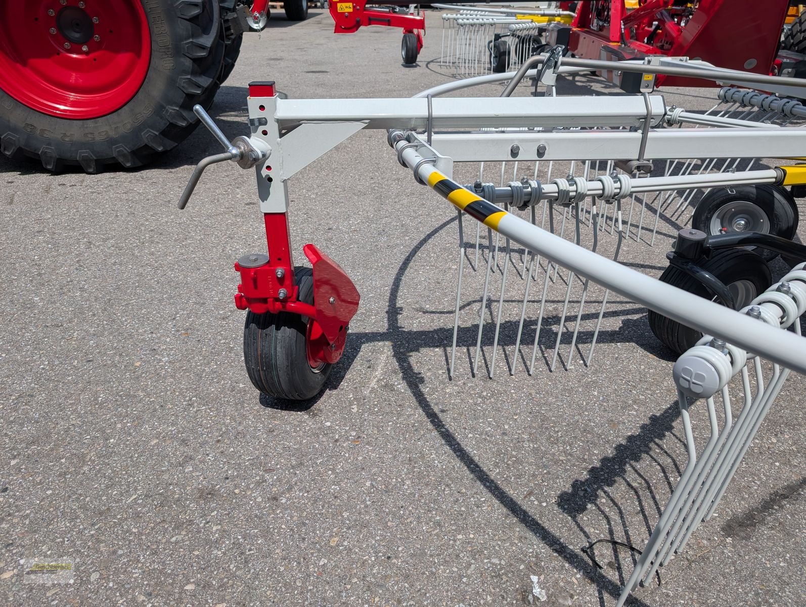 Schwader des Typs Pöttinger TOP VT 12540 C, Neumaschine in Senftenbach (Bild 5)