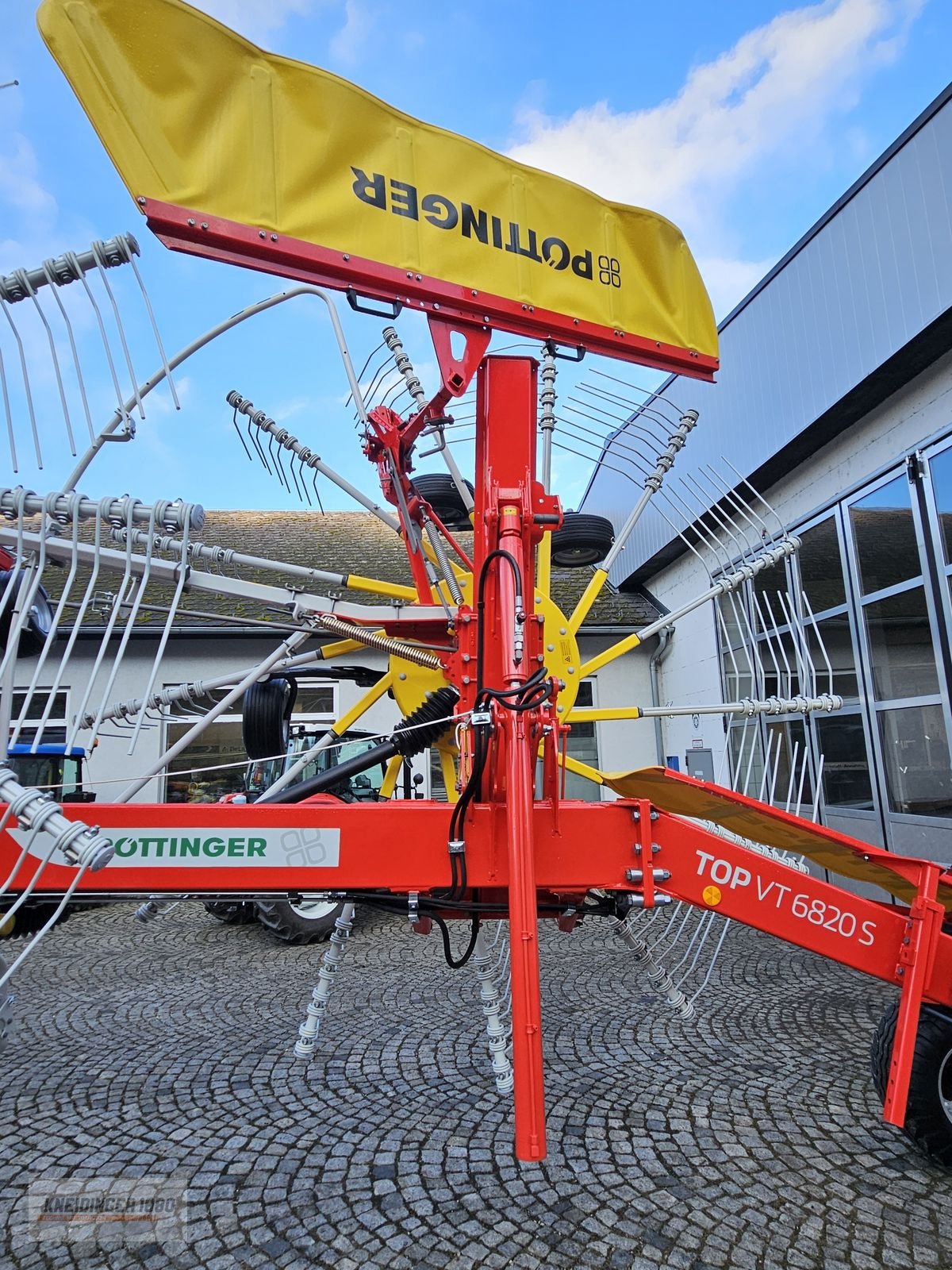 Schwader des Typs Pöttinger Top VT 6820 S, Neumaschine in Altenfelden (Bild 6)