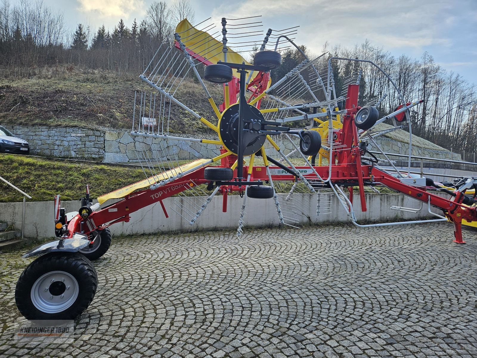Schwader des Typs Pöttinger Top VT 6820 S, Neumaschine in Altenfelden (Bild 2)