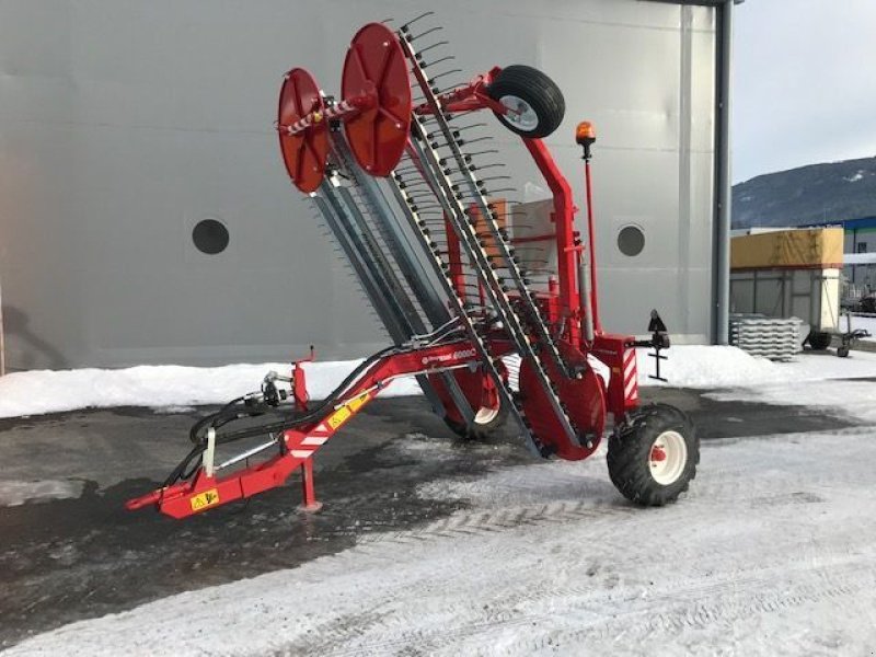 Schwader des Typs Repossi Kammschwader 6000C BIG gezogen, Neumaschine in Tamsweg (Bild 1)