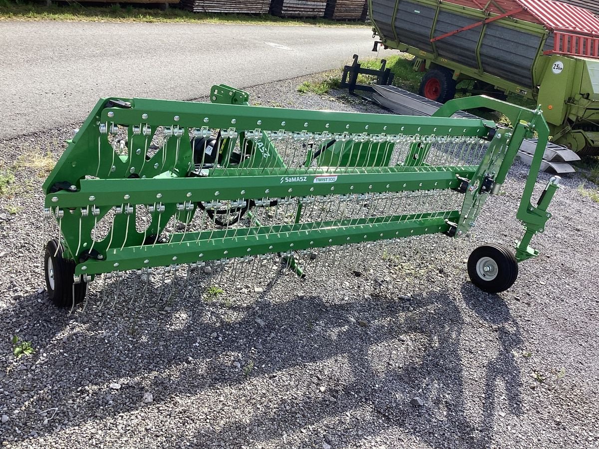 Schwader des Typs SaMASZ TWIST 300, Neumaschine in Bezau (Bild 4)