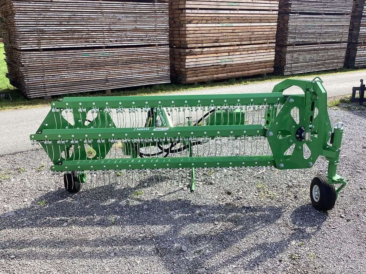 Schwader des Typs SaMASZ TWIST 300, Neumaschine in Bezau (Bild 5)