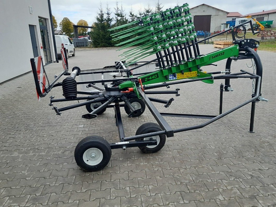 Schwader des Typs SaMASZ Z 440, Neumaschine in Mrągowo (Bild 1)