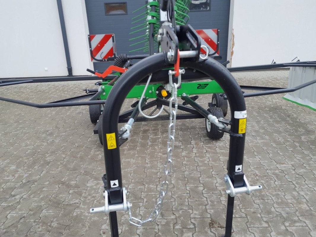 Schwader des Typs SaMASZ Z 440, Neumaschine in Mrągowo (Bild 5)