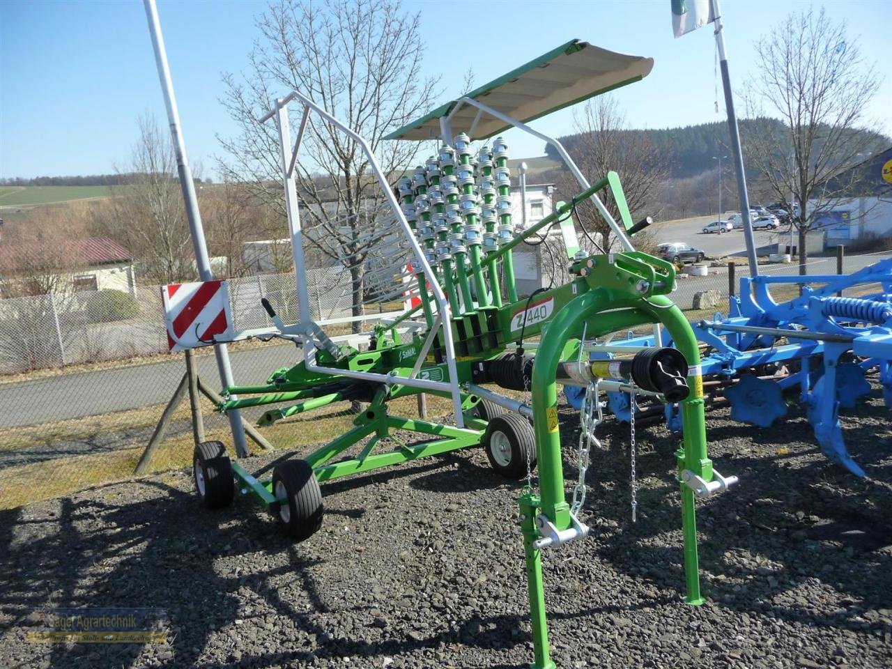 Schwader des Typs SaMASZ Z-440, Neumaschine in Rhaunen (Bild 1)