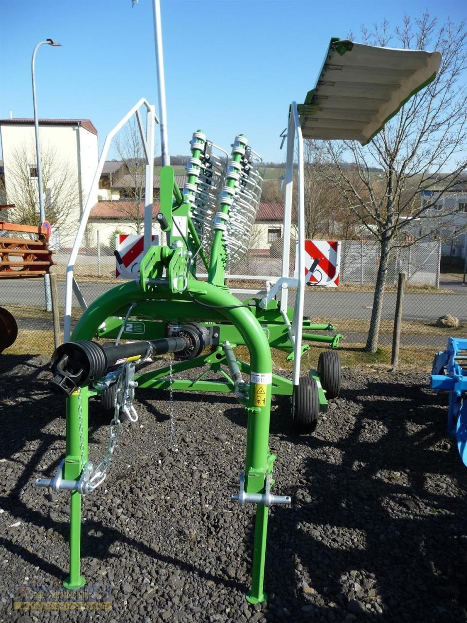 Schwader des Typs SaMASZ Z-440, Neumaschine in Rhaunen (Bild 3)