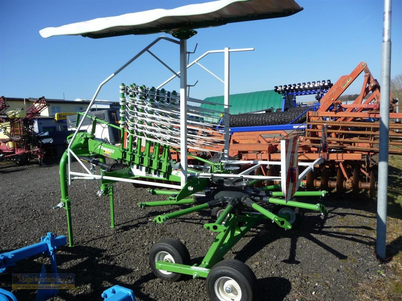 Schwader des Typs SaMASZ Z-440, Neumaschine in Rhaunen (Bild 4)