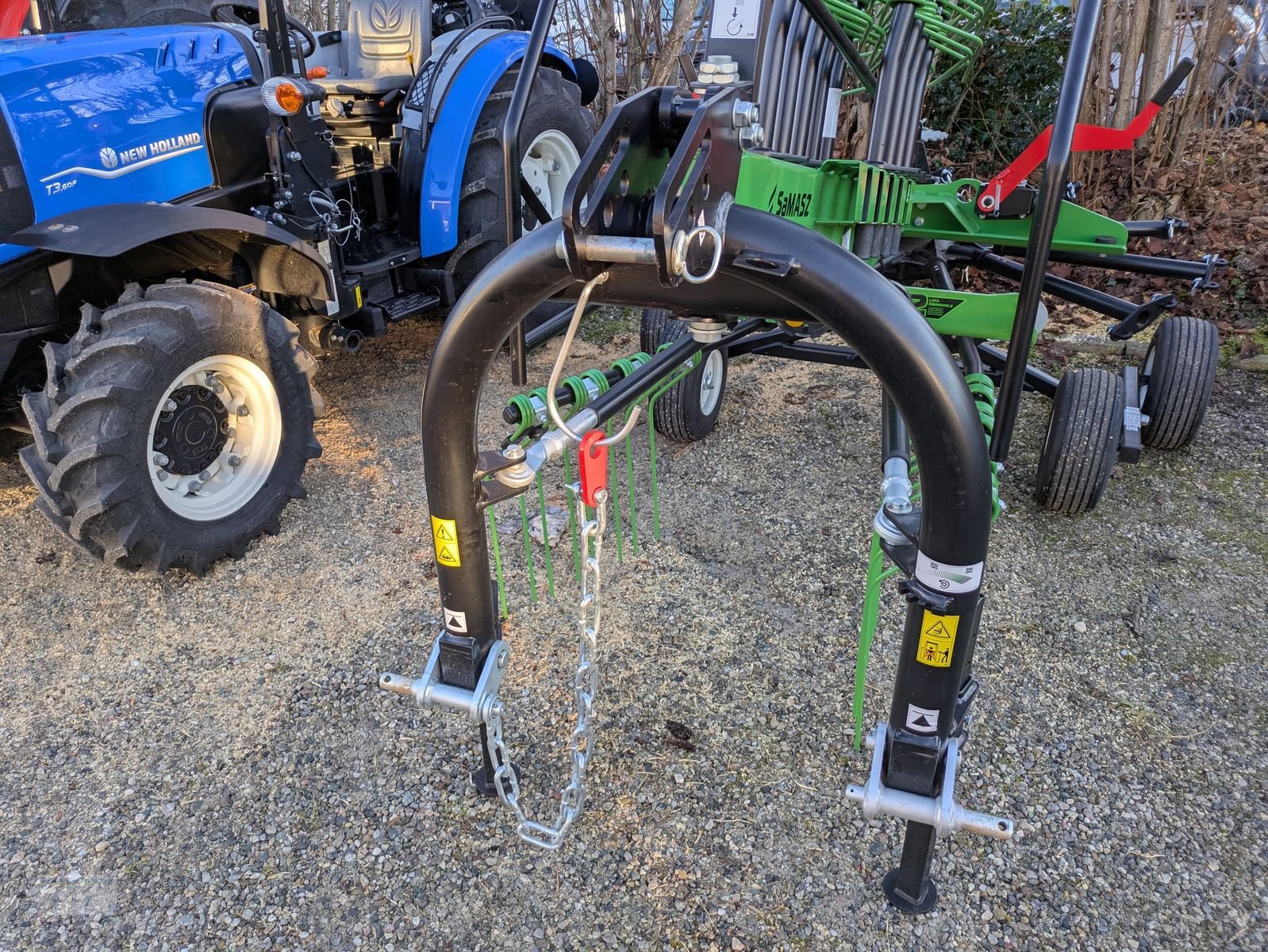 Schwader des Typs SaMASZ Z410, Neumaschine in Obing (Bild 4)