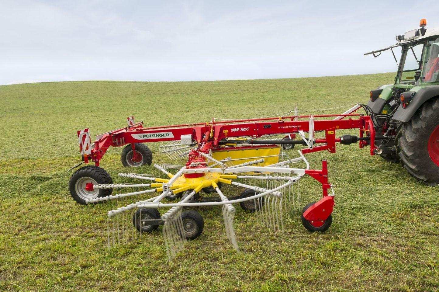 Schwader of the type Sonstige P&ouml;ttinger TOP 762 C, Neumaschine in Hemelum (Picture 1)