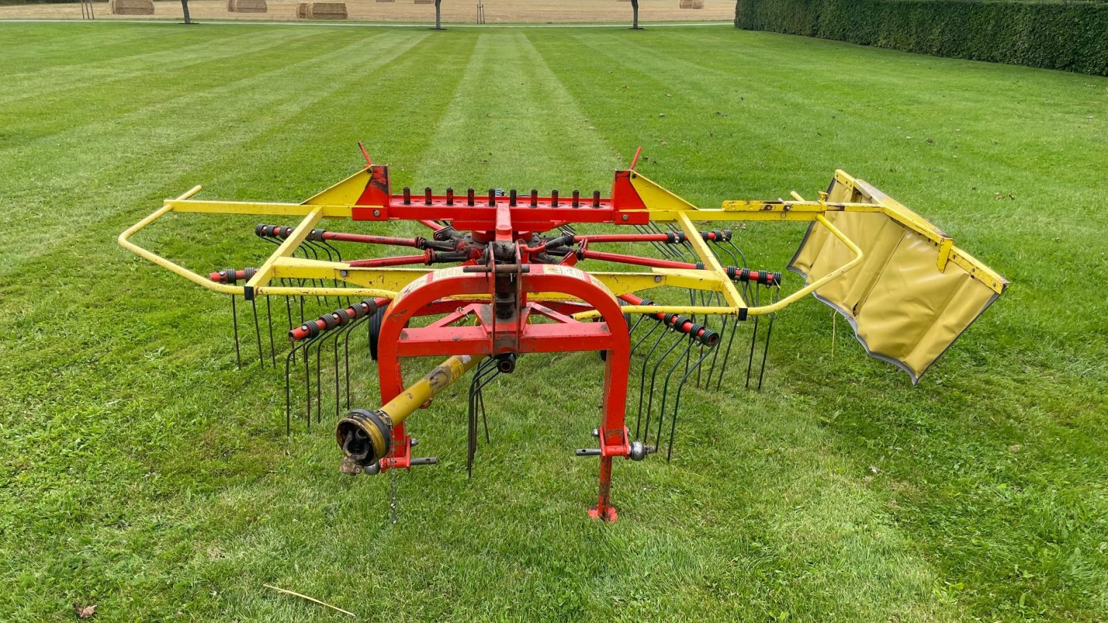 Schwader del tipo Unifarm CR 330, Gebrauchtmaschine In Ikast (Immagine 2)